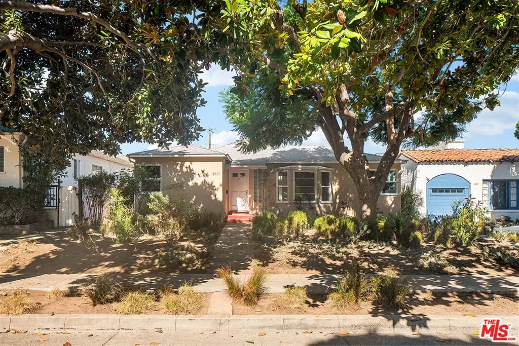 Single Family Residence for rent at 2111 Oak Street, Santa Monica, CA featuring 3 beds and 2 baths