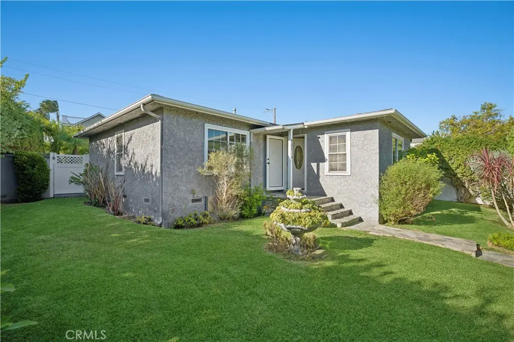 Single Family Residence for rent at 421 Catalina, Newport Beach, CA featuring 2 beds and 1 bath