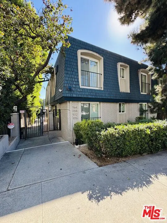 Condominium for sale at 964 Larrabee Street 107, West Hollywood, CA featuring 1 bed and 1 bath