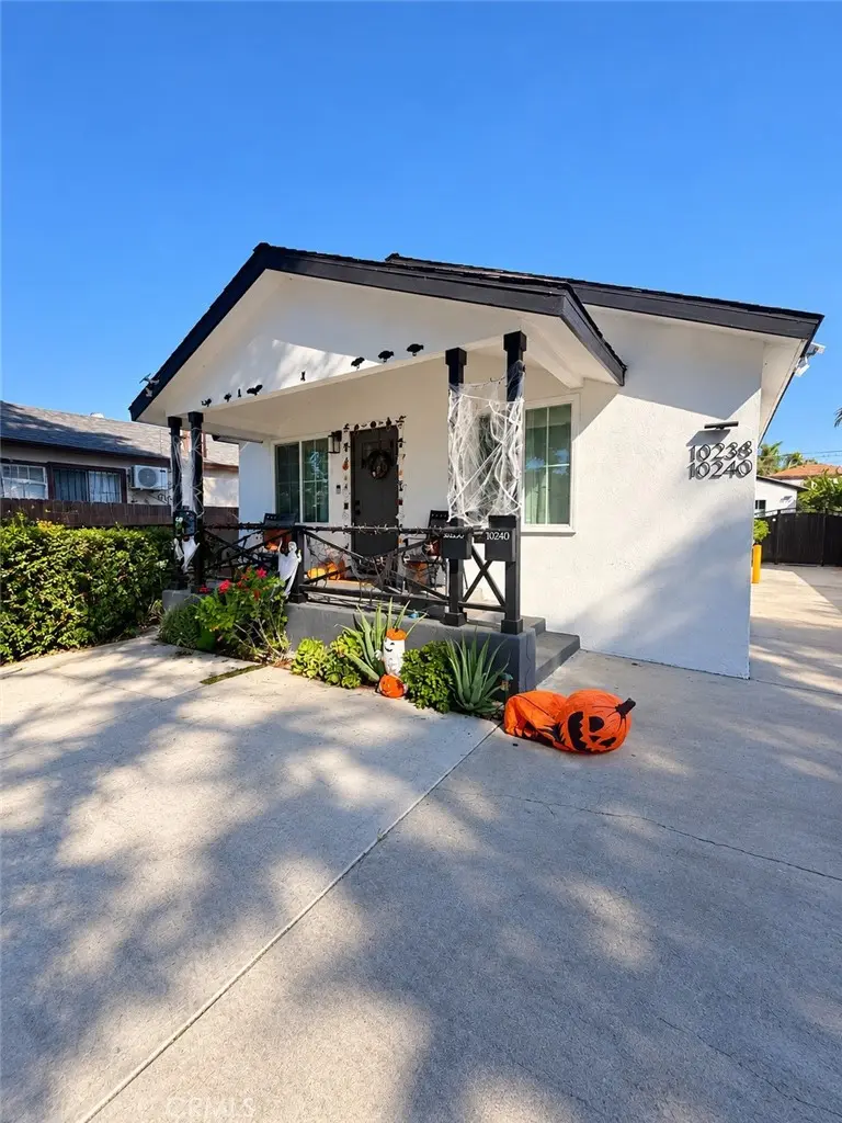 Duplex for rent at 10238 San Antonio, South Gate, CA featuring 3 beds and 2 baths