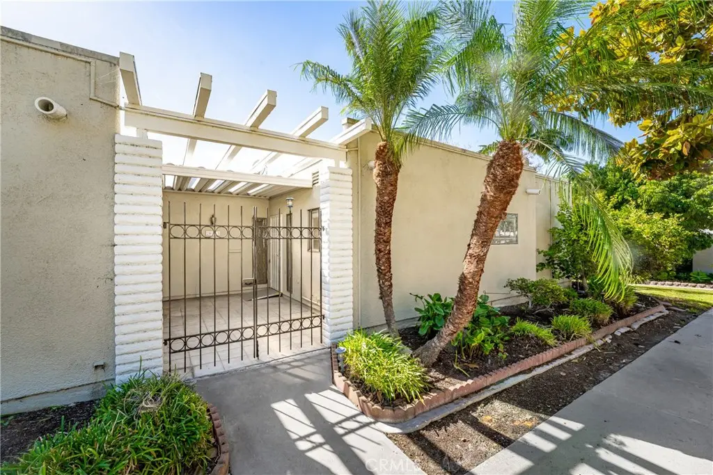Stock Cooperative for sale at 2005 Via Mariposa W D, Laguna Woods, CA featuring 2 beds and 2 baths