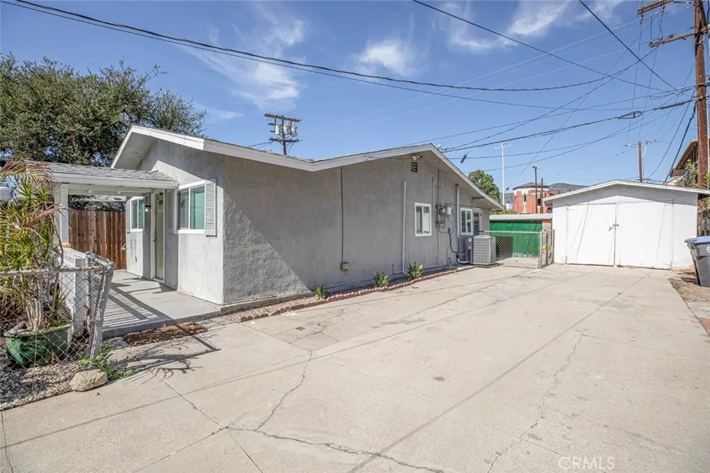 Duplex for rent at 619 Orange Grove 1/2, Glendale, CA featuring 2 beds and 1 bath