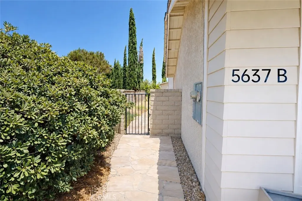 Duplex for rent at 5637 Redwood B, Palmdale, CA featuring 2 beds and 1 bath