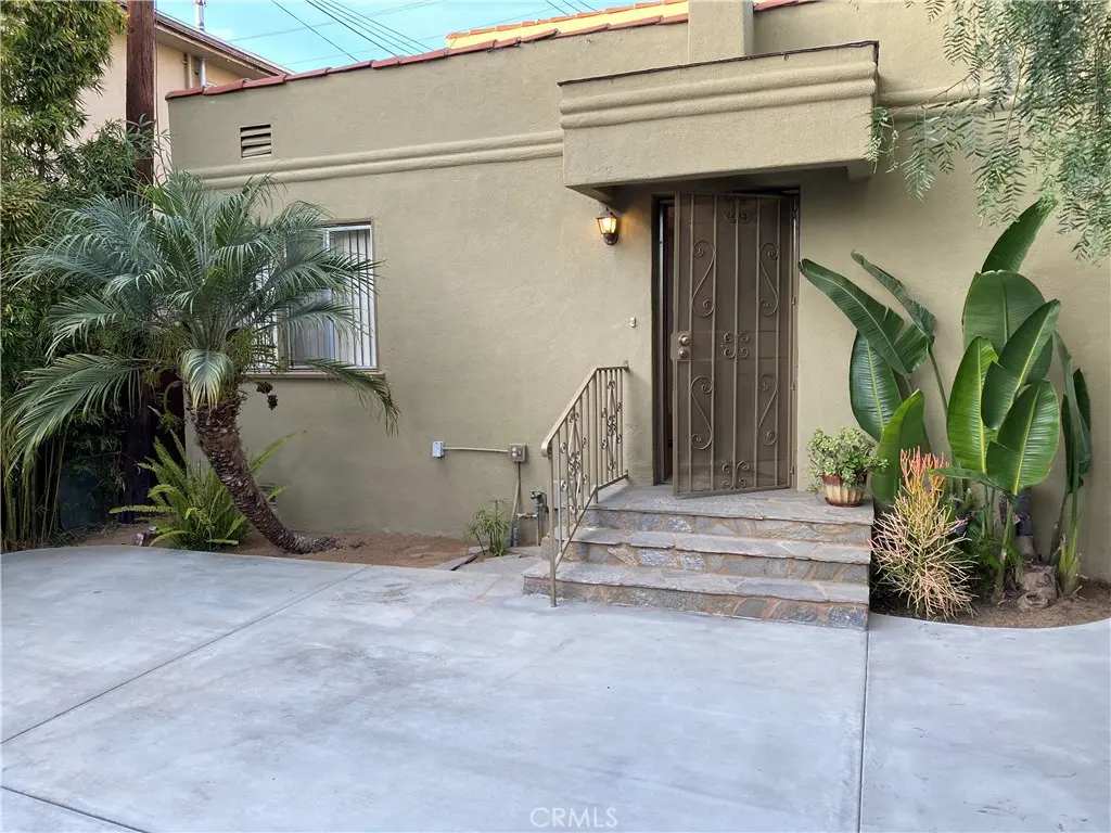 Single Family Residence for rent at 433 W Manchester A, Inglewood, CA featuring 3 beds and 2 baths