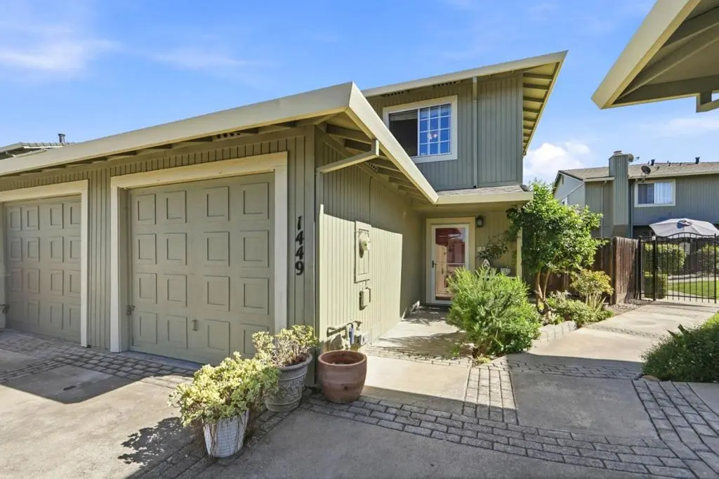 Townhouse for sale at 1449 Squire Court, Hollister, CA featuring 3 beds and 2 baths
