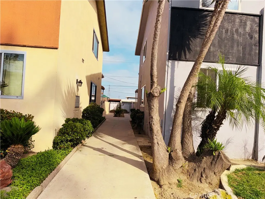 Apartment for rent at 11118 Newville E, Downey, CA featuring 2 beds and 2 baths