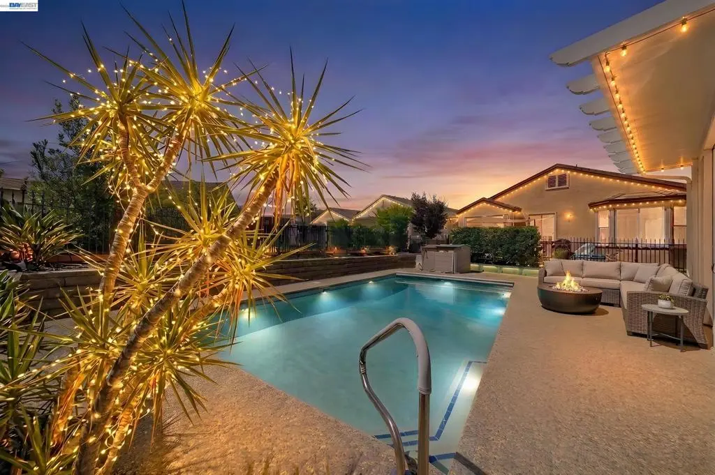 Single Family Residence for sale at 832 Summerset Dr, Rio Vista, CA featuring 2 beds and 3 baths