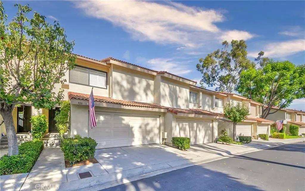Townhouse for rent at 926 Whitewater, Fullerton, CA featuring 2 beds and 3 baths