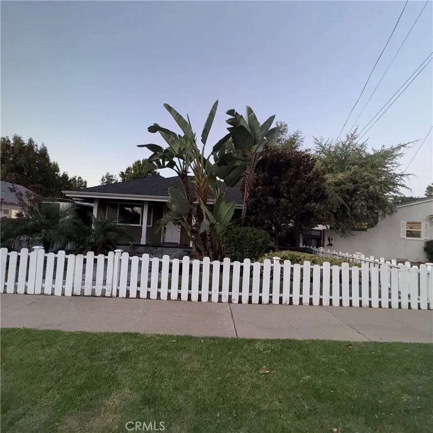 Duplex for rent at 623 E Almond, Orange, CA featuring 1 bed and 1 bath