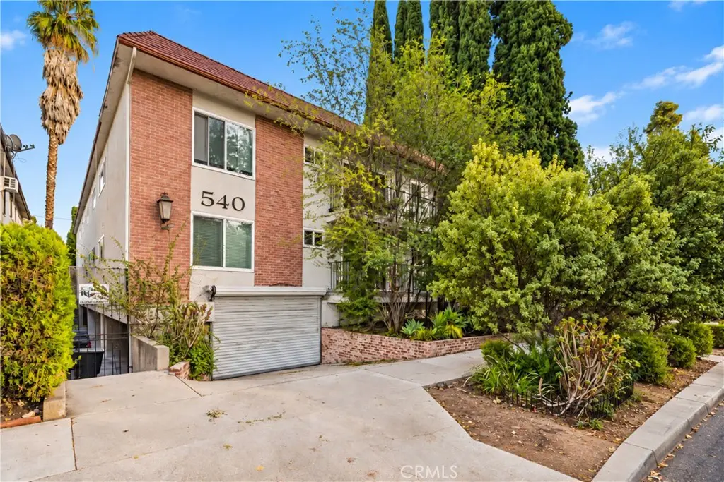 Condominium for sale at 540 N Croft Avenue 5, Los Angeles, CA featuring 2 beds and 2 baths