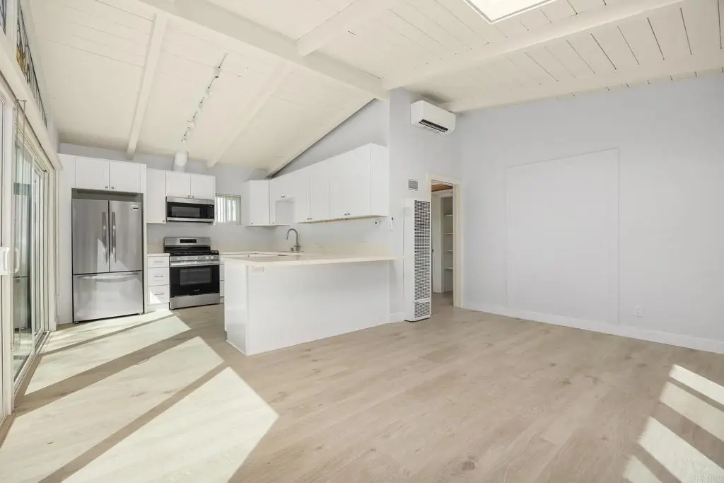 Residential Lease for rent at 2251 Montgomery Avenue, Cardiff By The Sea, San Diego County, CA featuring 2 beds and 1 bath