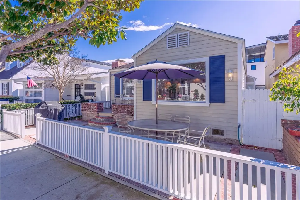 Single Family Residence for rent at 2025 Miramar Drive, Newport Beach, CA featuring 2 beds and 1 bath
