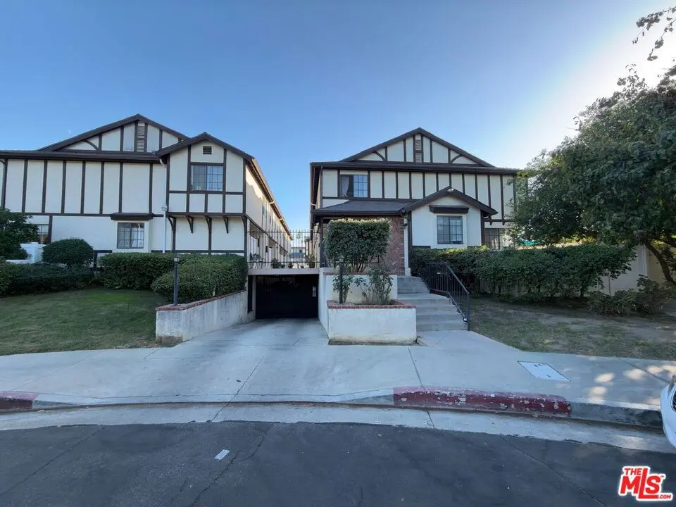 Residential Lease for rent at 19620 Wyandotte Street 3, Reseda, Los Angeles County, CA featuring 3 beds and 3 baths