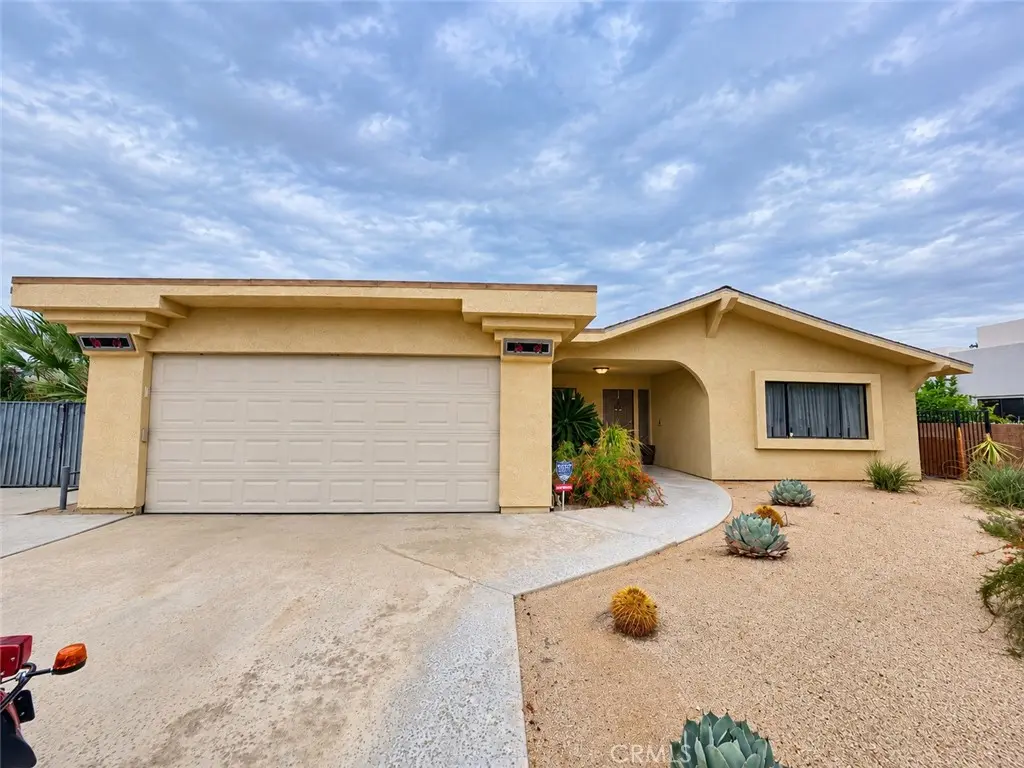 Single Family Residence for rent at 72596 Beavertail, Palm Desert, CA featuring 3 beds and 2 baths