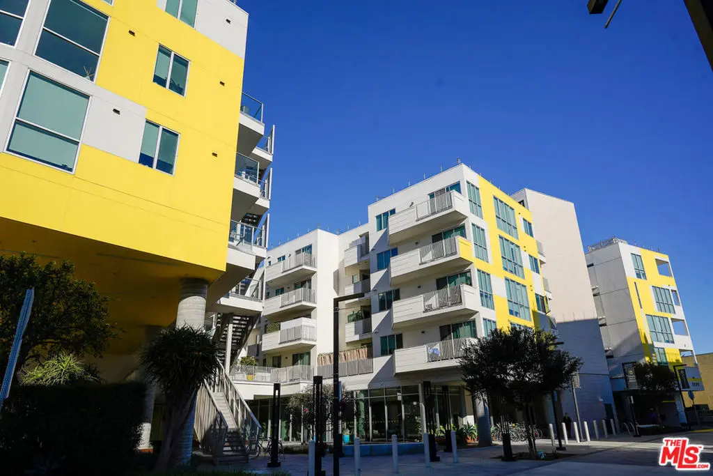 Apartment for rent at 2929 pennsylvania Avenue 106, Santa Monica, CA featuring 2 beds and 2 baths