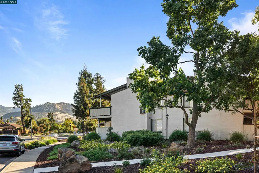 Condominium for sale at 5460 Concord Blvd F2, Concord, CA featuring 2 beds and 1 bath