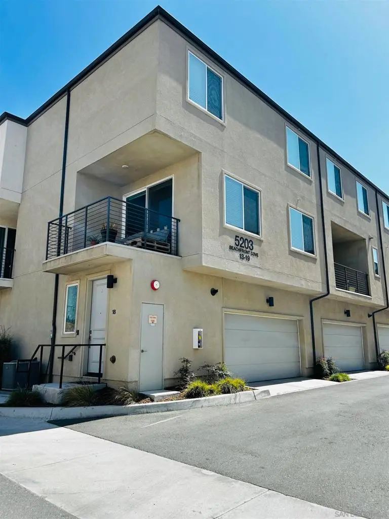 Residential Lease for rent at 5203 Beachfront Cove 18, San Diego, San Diego County, CA featuring 2 beds and 3 baths