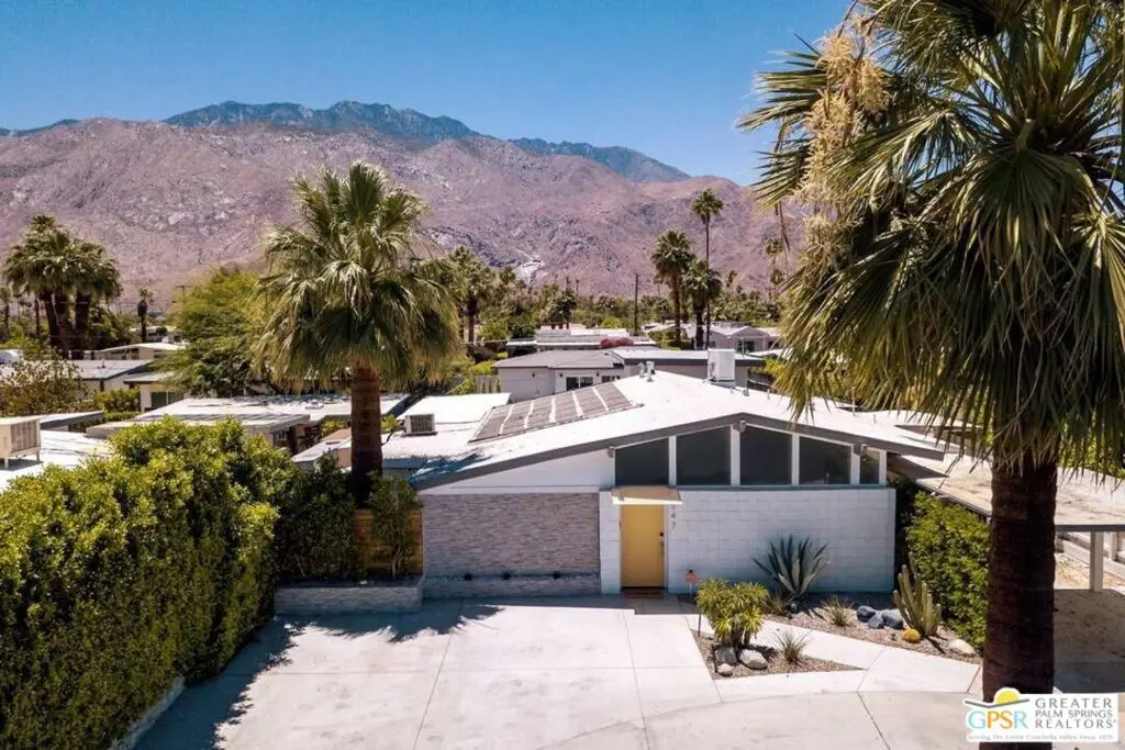 Single Family Residence for rent at 547 N Sunrise Way, Palm Springs, CA featuring 4 beds and 2 baths