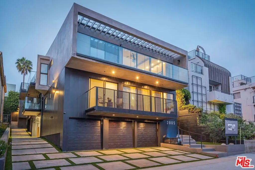 Condominium for rent at 2805 3rd Street 8, Santa Monica, CA featuring 3 beds and 2 baths