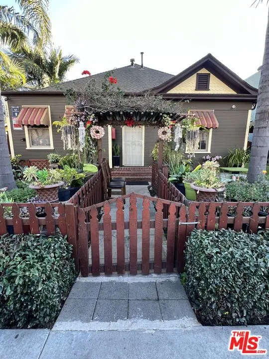 Residential Lease for rent at 1436 E 4th Street G, Long Beach, Los Angeles County, CA featuring 2 beds and 1 bath