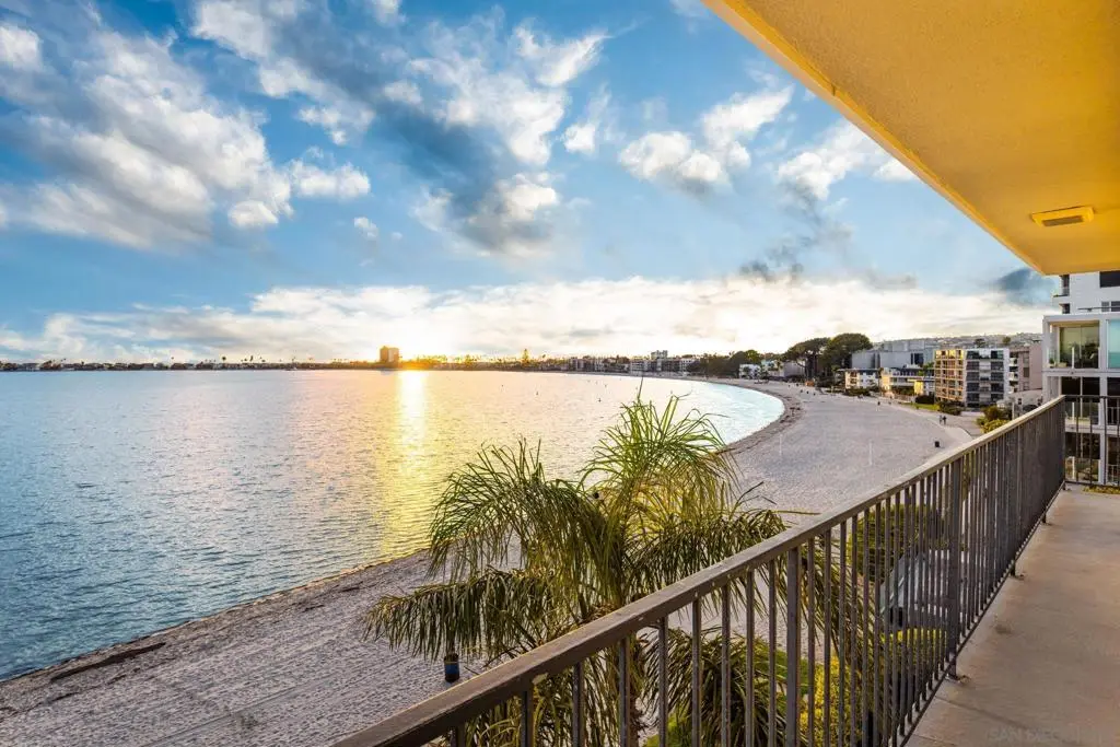 Residential Lease for rent at 3818 Riviera Dr. 4, San Diego, San Diego County, CA featuring 4 beds and 3 baths