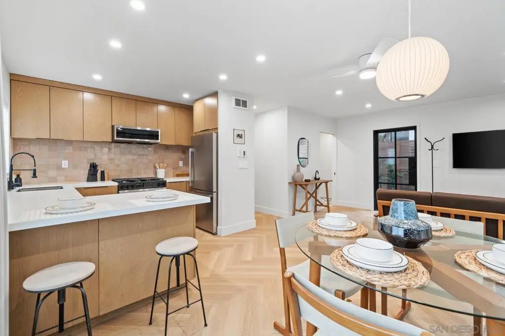 Residential Lease for rent at 7372 Bishops Ln, La Jolla, San Diego County, CA featuring 2 beds and 1 bath