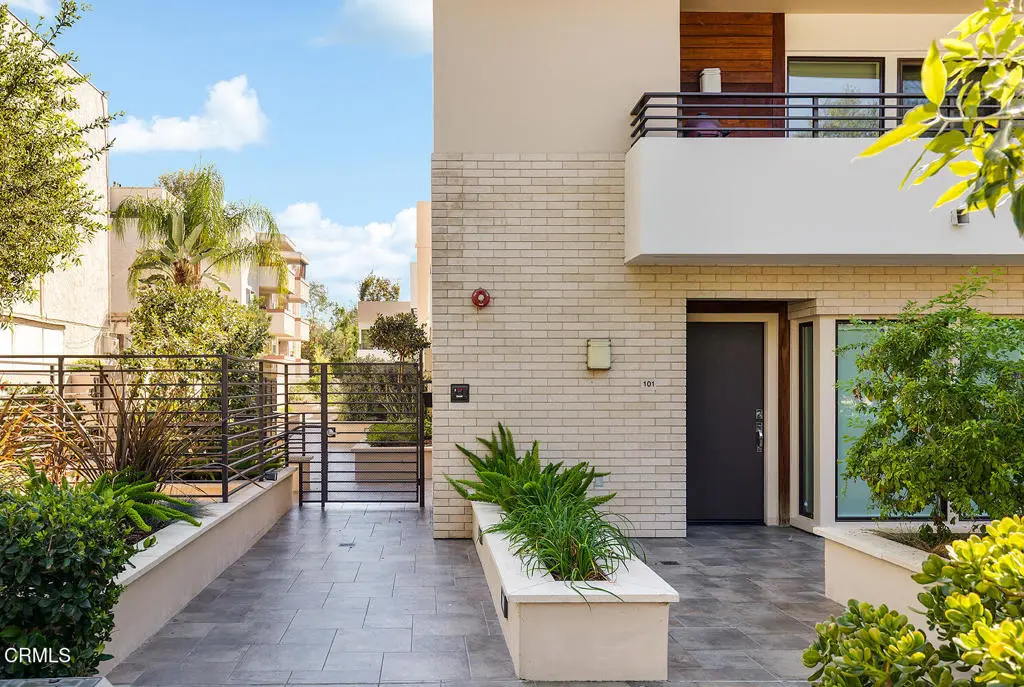 Condominium for sale at 2428 E Del Mar Boulevard 207, Pasadena, CA featuring 2 beds and 2 baths