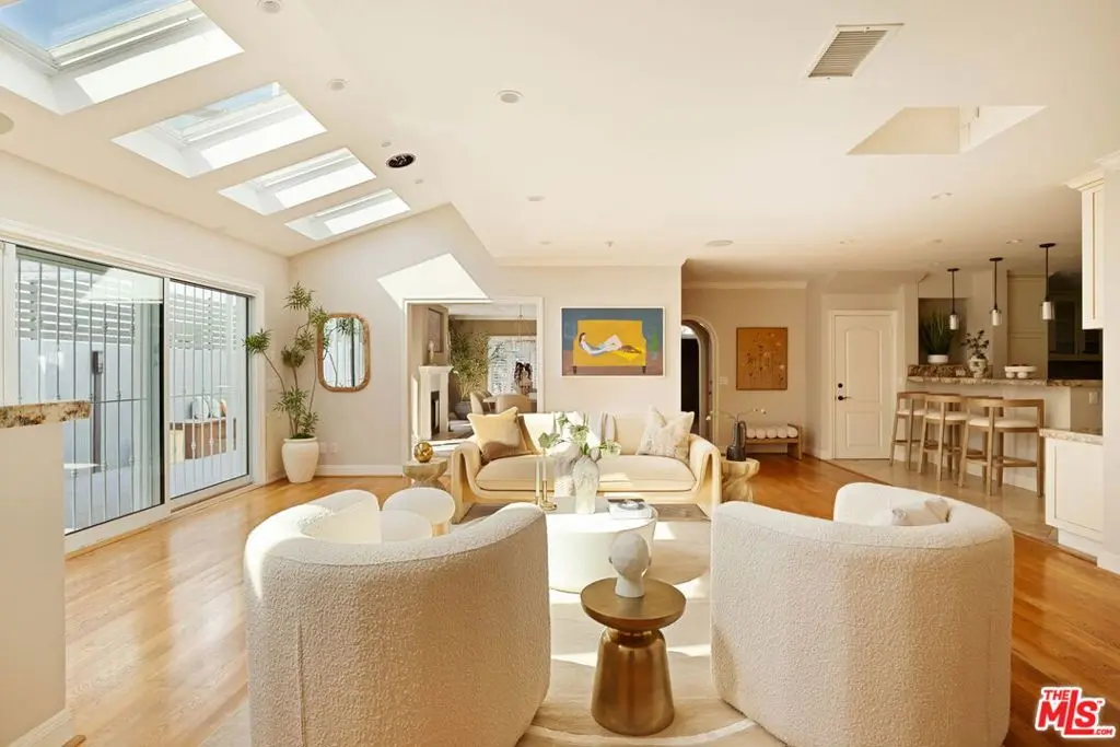 Single Family Residence for sale at 950 S Longwood Avenue, Los Angeles, CA featuring 6 beds and 6 baths