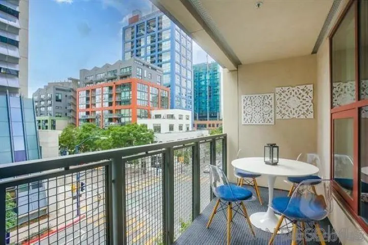 Residential Lease for rent at 1150 J St 418, San Diego, San Diego County, CA featuring 1 bed and 1 bath