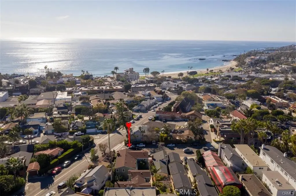 Apartment for rent at 492 3rd Street, Laguna Beach, CA featuring 2 beds and 1 bath