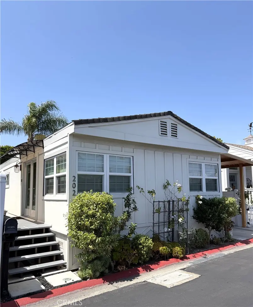 Residential Lease for rent at 202 Tremont, Newport Beach, Orange County, CA featuring 3 beds and 2 baths