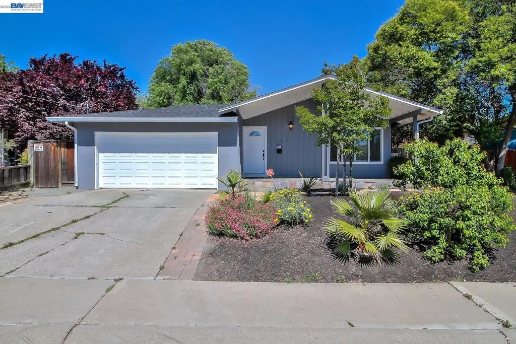 Single Family Residence for sale at 3136 Claudia Dr, Concord, CA featuring 3 beds and 2 baths