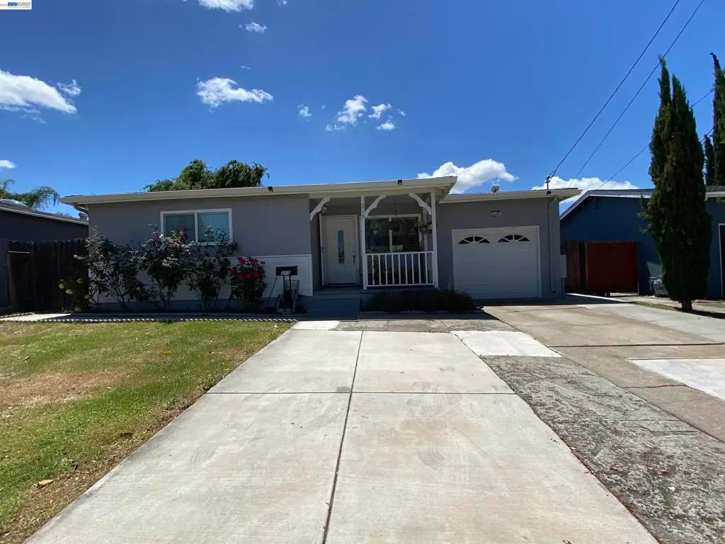 Single Family Residence for rent at 213 W Leland Rd, Pittsburg, CA featuring 3 beds and 1 bath
