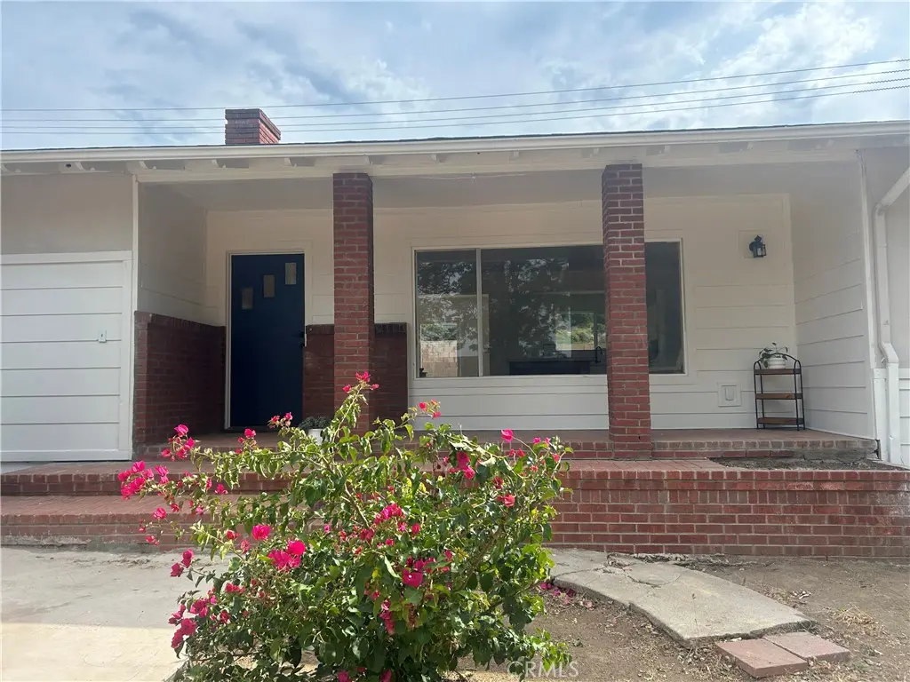 Single Family Residence for rent at 33140 Buena Vista, Lake Elsinore, CA featuring 3 beds and 2 baths