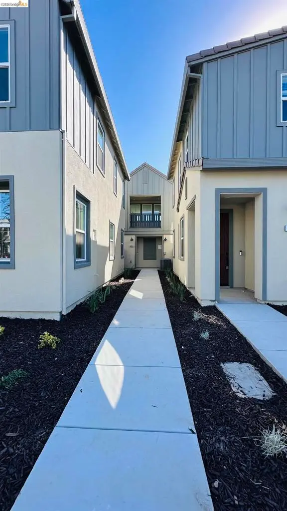 Condominium for sale at 2406 Garden Farms Ave, Lathrop, CA featuring 3 beds and 2 baths