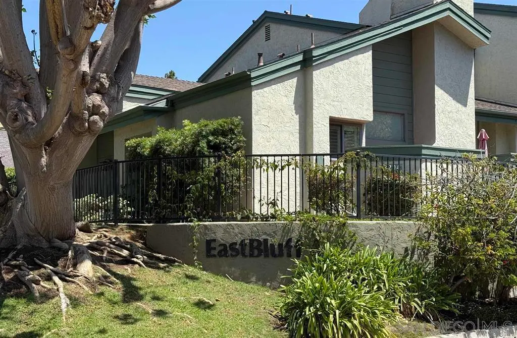 Residential Lease for rent at 3253 Caminito Eastbluff 30, San Diego, San Diego County, CA featuring 2 beds and 2 baths