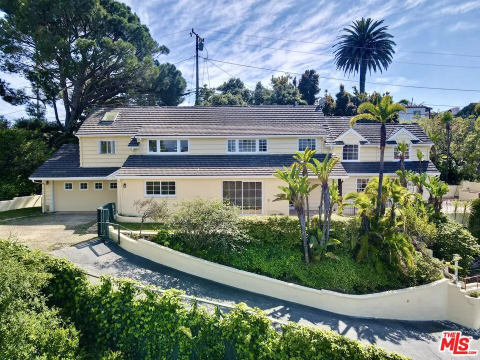 Single Family Residence for sale at 910 Centinela Avenue, Santa Monica, Los Angeles County, CA featuring 3 beds and 4 baths