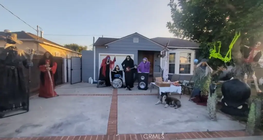Single Family Residence for sale at 4416 Catalpa, Los Angeles, CA featuring 2 beds and 1 bath