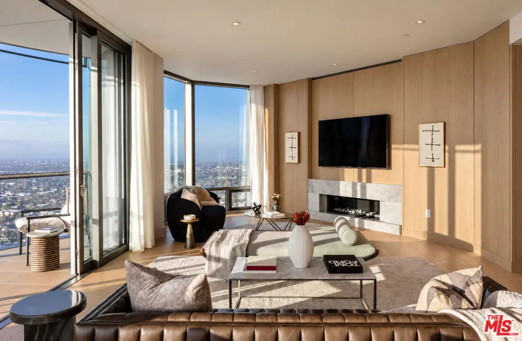 Condominium for sale at 211 W Elm Court 35B, Los Angeles, CA featuring 2 beds and 3 baths