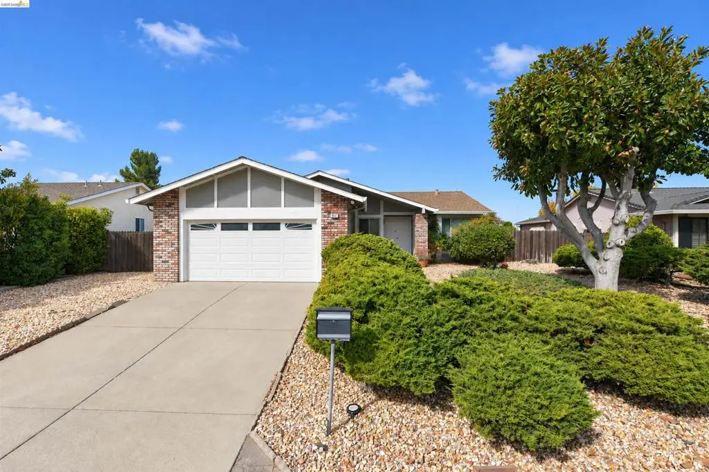 Single Family Residence for rent at 817 Basalt Way, Antioch, CA featuring 3 beds and 2 baths