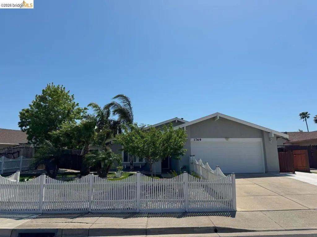 Single Family Residence for rent at 1769 Teresa Ln, Oakley, CA featuring 3 beds and 2 baths