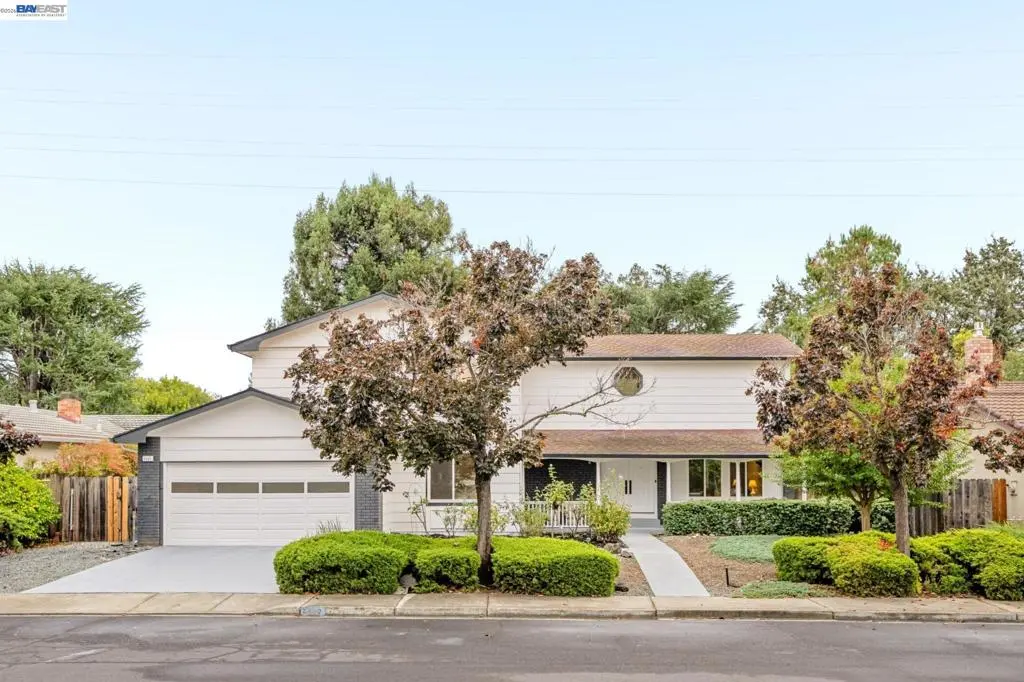 Single Family Residence for sale at 2107 Asenath Ct, Walnut Creek, CA featuring 6 beds and 3 baths