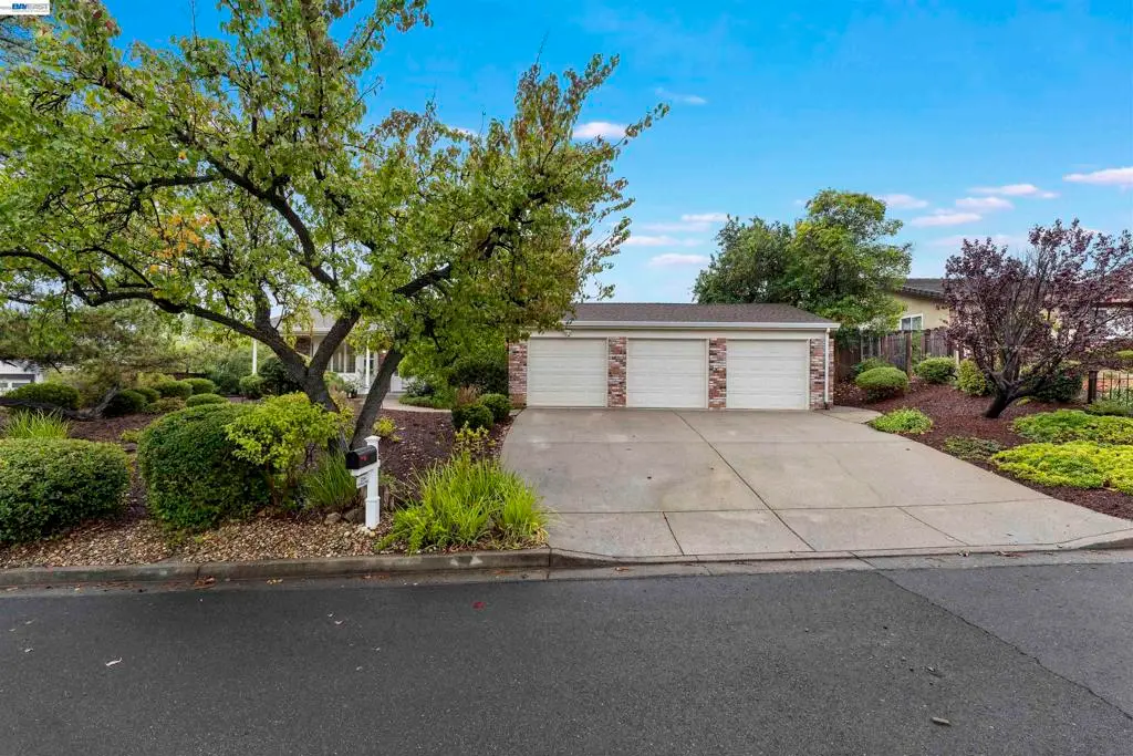 Single Family Residence for sale at 214 Mt Wilson Pl, Clayton, CA featuring 4 beds and 2 baths