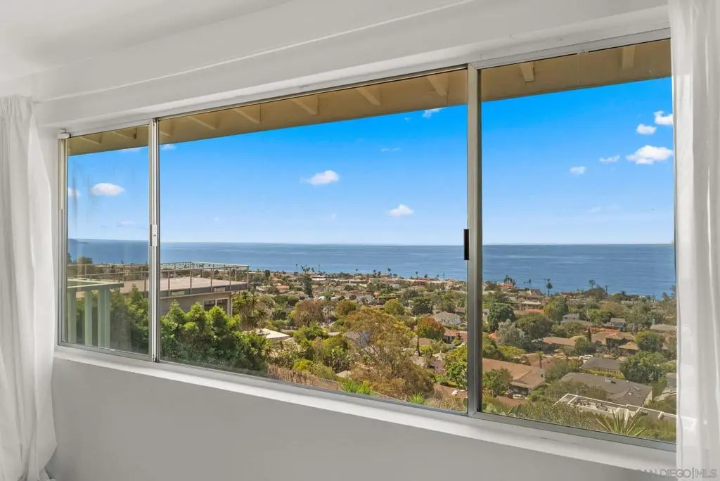 Residential Lease for rent at 5995 La Jolla Corona, La Jolla, San Diego County, CA featuring 3 beds and 3 baths