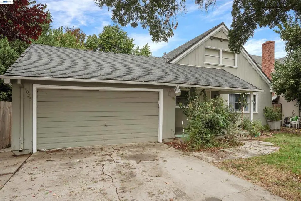 Single Family Residence for sale at 3055 Country Club Blvd, Stockton, CA featuring 3 beds and 2 baths