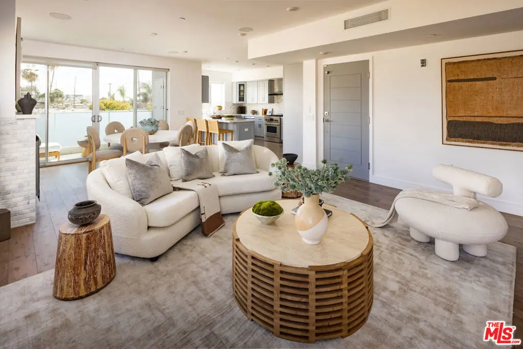 Condominium for sale at 11979 Walnut Lane 3, Los Angeles, CA featuring 4 beds and 4 baths