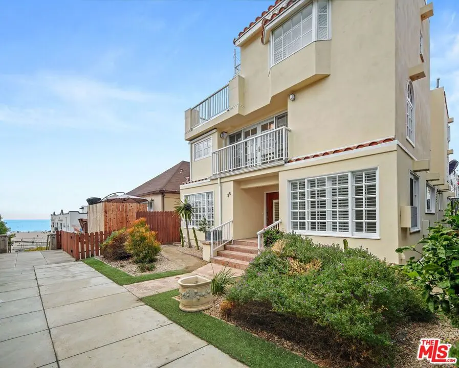 Condominium for rent at 25 Arcadia Terrace 2, Santa Monica, CA featuring 1 bed and 1 bath