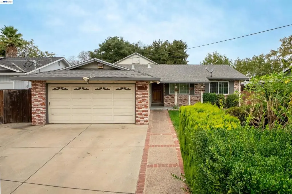 Single Family Residence for sale at 1221 Brookview Dr, Concord, CA featuring 3 beds and 2 baths