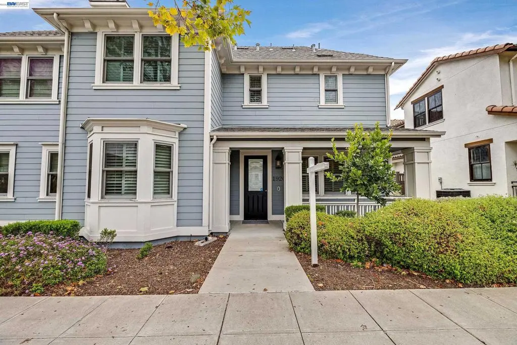 Condominium for sale at 1920 Willow St, Alameda, CA featuring 4 beds and 3 baths
