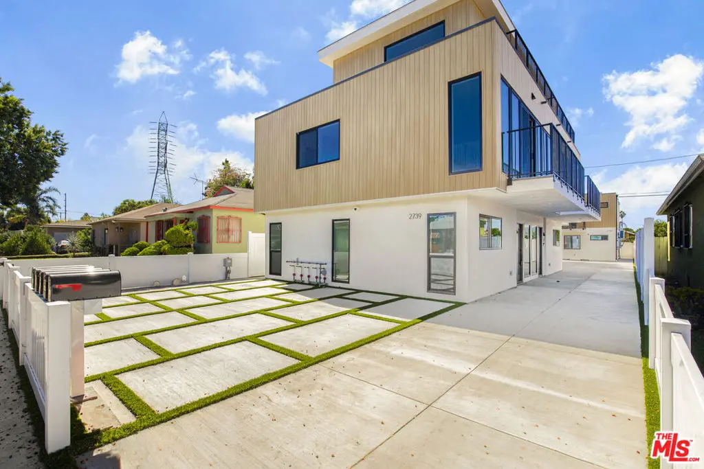 Residential Lease for rent at 2739 Thurman Avenue 2, Los Angeles, CA featuring 3 beds and 3 baths